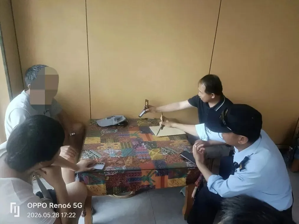 外地游客袁某将宠物犬带入洱海湖区,并使用清洁剂清洗,被依法查处